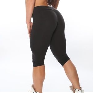 Celestial Bodiez Booty Scrunch Black Crop Leggings